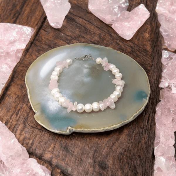 اسوارة من احجار الكوارتز الوردي روز واللؤلؤ Rose Quartz & Pearls