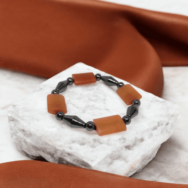 اسوارة من احجار الهيماتيت والافنتورين الاحمر Red Aventurine & Hematite