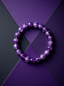 أساور مصنوعة من أحجار كريمة طبيعية مثل حجر القمر، الجمشت، اللابرادوريت – تصاميم فريدة من متجر GIJ