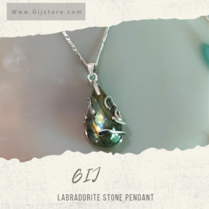 تعليقة من حجر الطاووس مع اطار فضه وسنسال فضه 925 labradorite