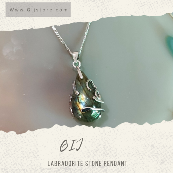 تعليقة من حجر الطاووس مع اطار فضه وسنسال فضه 925 labradorite
