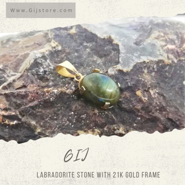 حجر الطاووس ليبرادورايت مع اطار ذهب عيار 21 Labradorite