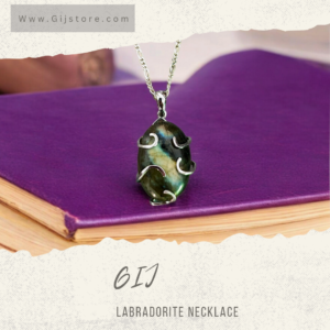 تعليقة من حجر الطاووس مع اطار فضه وسنسال فضه 925 labradorite