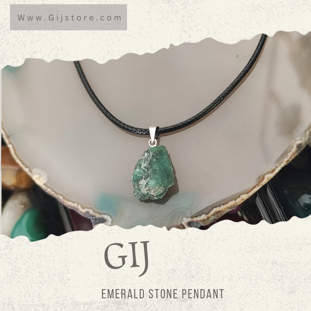 تعليقه من حجر الزمرد الاخضر خام Raw Emerald