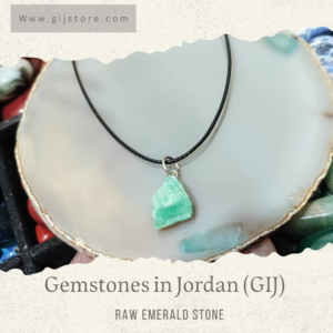 تعليقه من حجر الزمرد الاخضر خام Raw Emerald