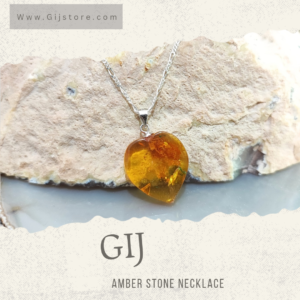 تعليقة من حجر الكهرمان شكل قلب مع سنسال فضه Amber stone